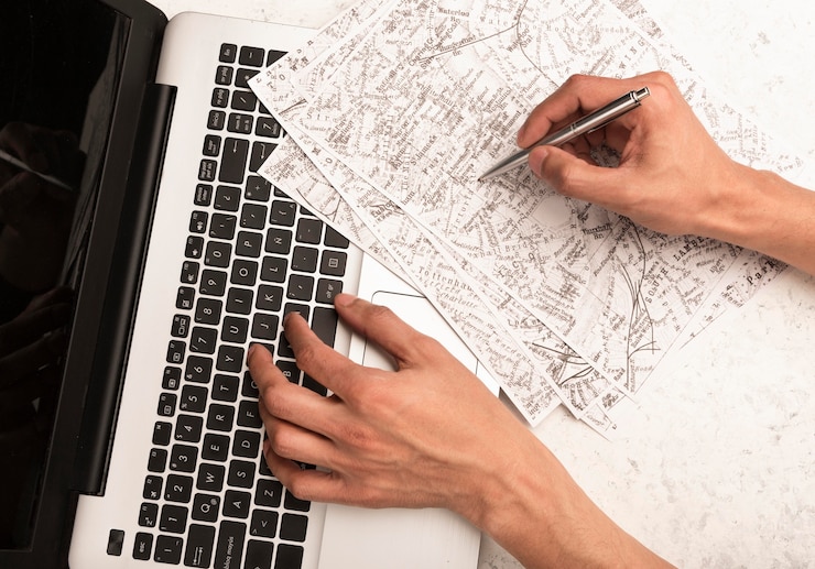 Foto gratuito manos de primer plano en el concepto de viaje de escritorio