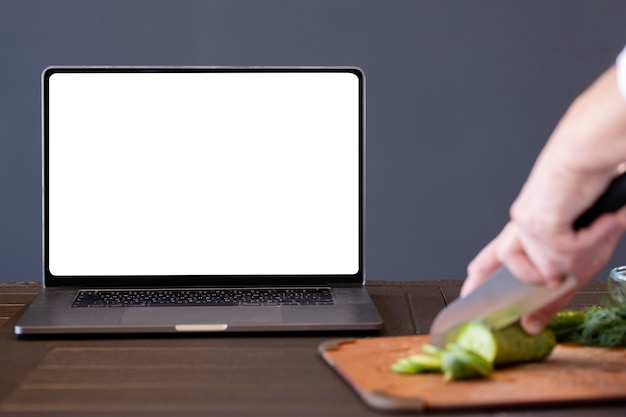 Manos de primer plano cortando pepino sabroso