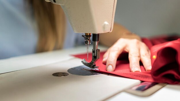 Manos de primer plano coser con máquina