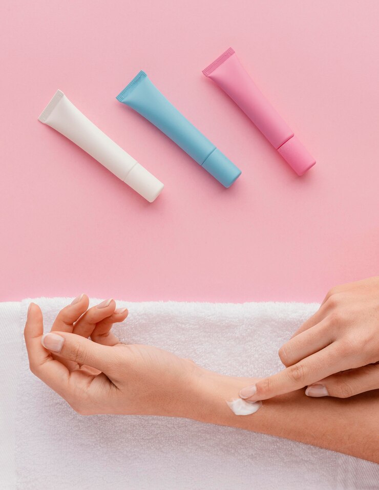 Foto gratuito manos de primer plano con crema