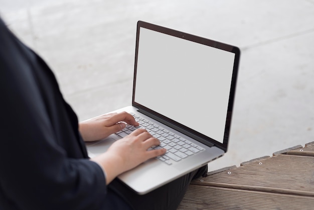 Foto gratuita manos de primer plano escribiendo en el teclado