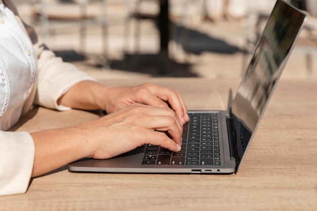 Manos de primer plano escribiendo en el teclado