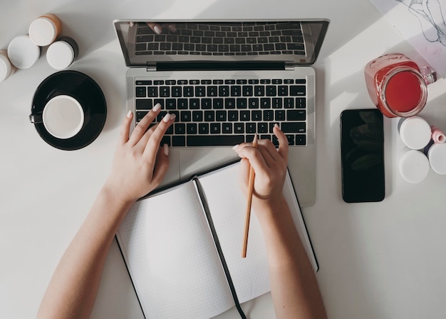 Foto gratuita manos de primer plano escribiendo en el teclado