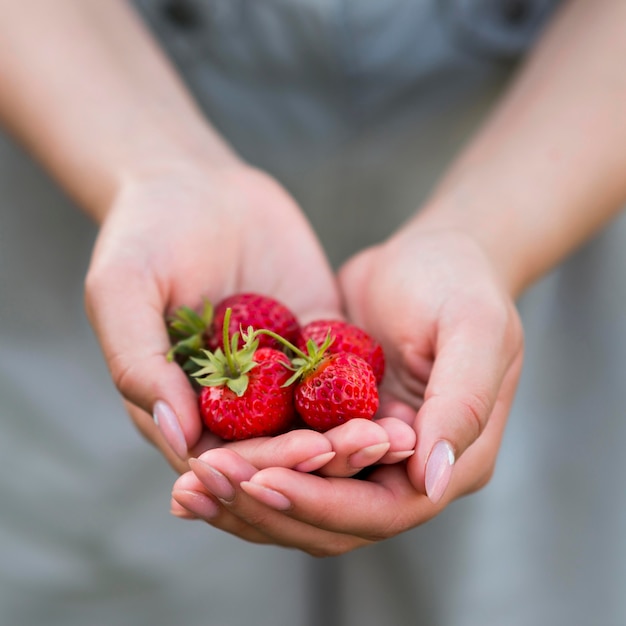 Manos de primer plano con fresas