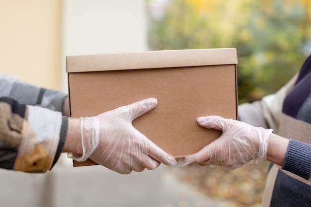 Manos de primer plano con guantes