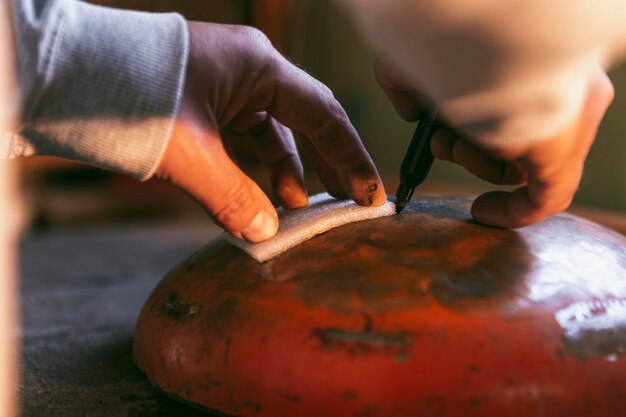 Manos de primer plano haciendo trabajo artesanal