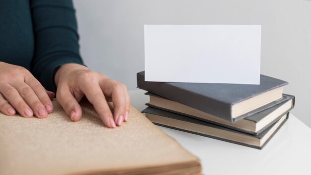 Manos de primer plano con libro braille