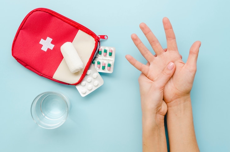 Foto gratuito manos de primer plano con medicación