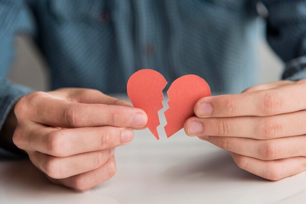 Manos de primer plano con piezas de corazón