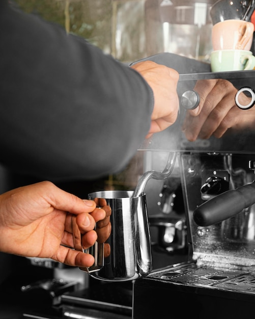 Manos de primer plano preparando bebidas