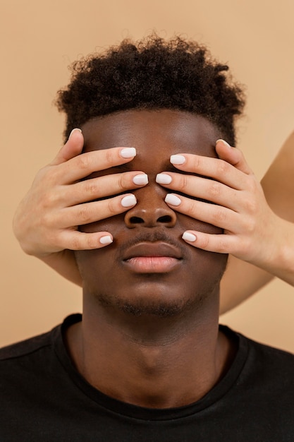 Foto gratuita manos de primer plano que cubren los ojos del hombre