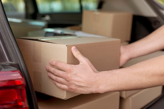 Manos de primer plano sosteniendo la caja