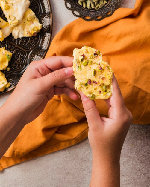 Manos de primer plano sosteniendo comida sabrosa