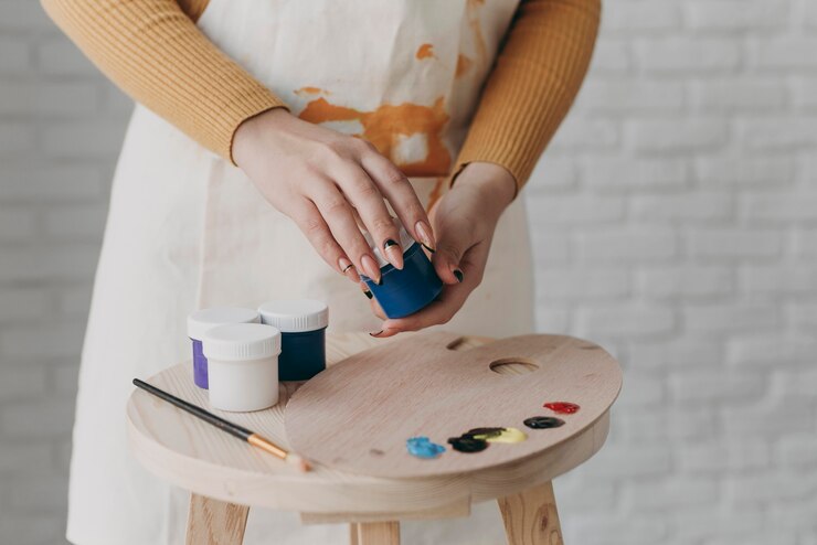 Foto gratuito manos de primer plano sosteniendo el contenedor de pintura