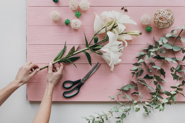 Manos de primer plano sosteniendo flores