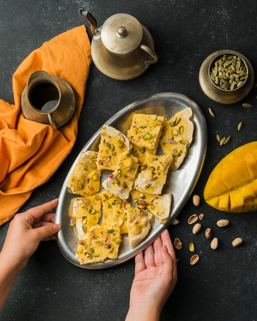 Manos de primer plano sosteniendo un plato de comida