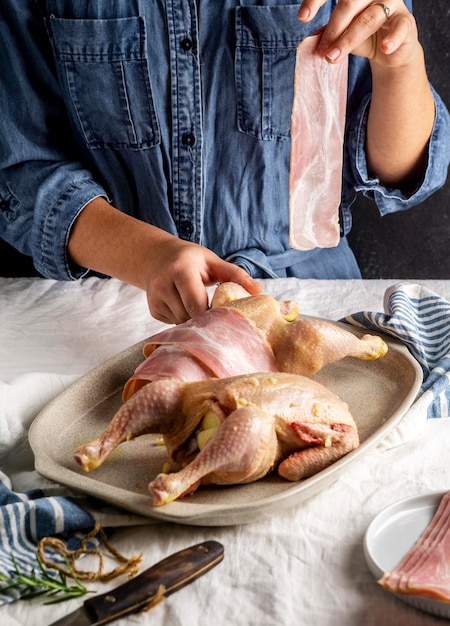 Manos de primer plano sosteniendo pollo