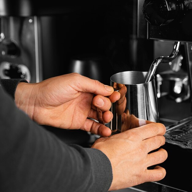 Manos de primer plano sosteniendo la taza de café