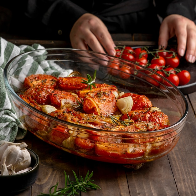 Foto gratuita manos de primer plano sosteniendo tomates