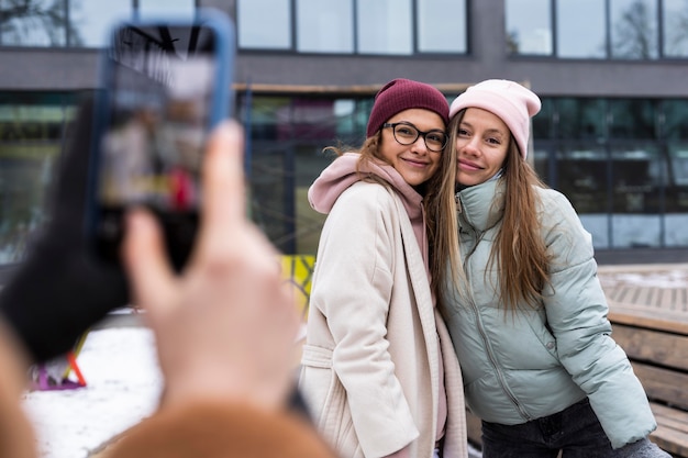 Foto gratuita manos de primer plano tomando fotos de mujeres