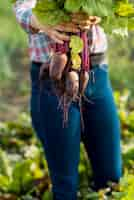 Foto gratuita manos de primer plano con verduras