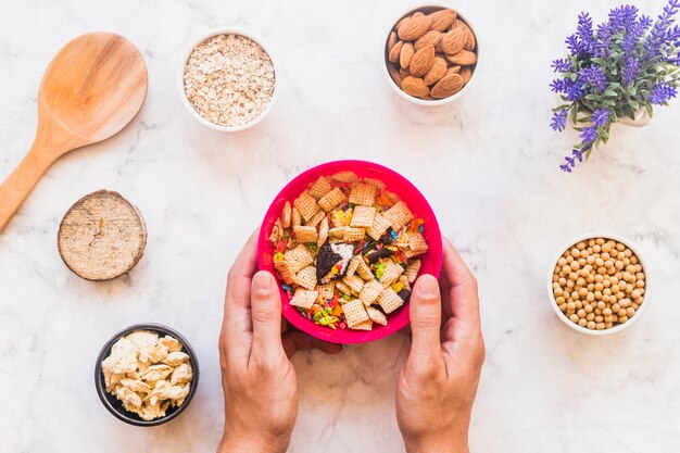 Manos que sostienen un tazón con cereal