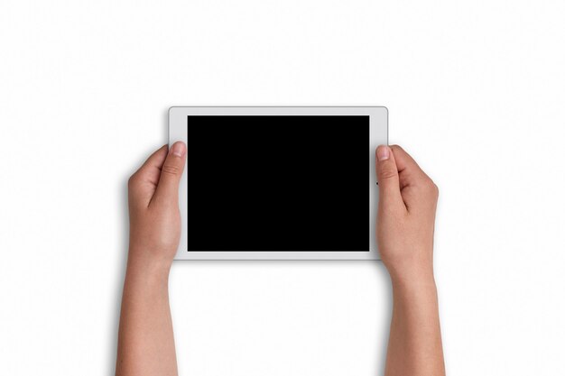 Manos del `s de la mujer que sostienen la tableta moderna con el espacio de la copia para su información promocional aislada en blanco. Mujer sosteniendo touchpad con pantalla en blanco