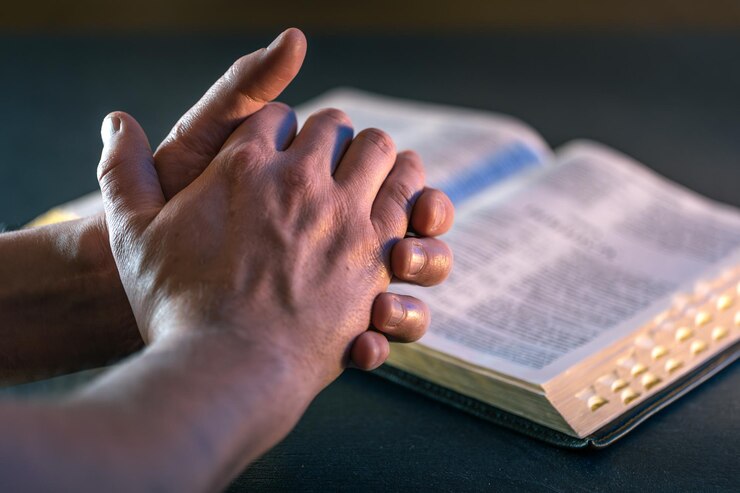 Foto gratuito las manos en la santa biblia oración abre la biblia de cerca concepto religioso