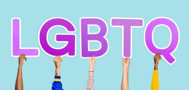 Foto gratuita manos sosteniendo la abreviatura lgbtq