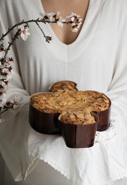 Manos sosteniendo deliciosa colomba