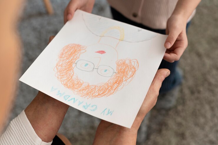 Foto gratuito manos sosteniendo el dibujo de cerca