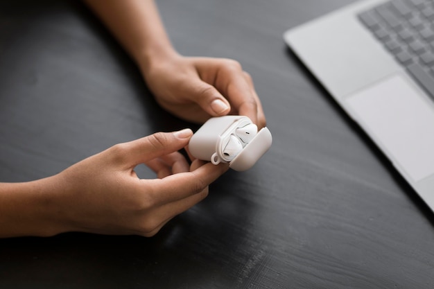 Manos sosteniendo la funda de los auriculares