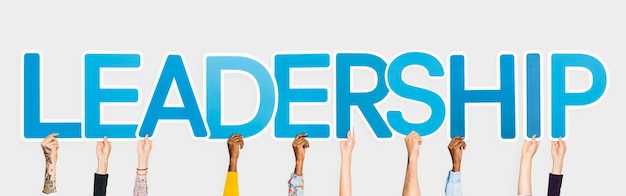 Manos sosteniendo letras azules formando la palabra liderazgo