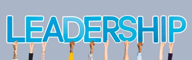 Manos sosteniendo letras azules formando la palabra liderazgo