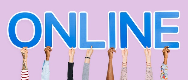 Foto gratuita manos sosteniendo letras azules formando la palabra en línea