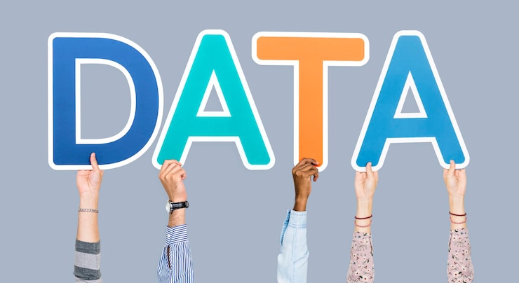 Foto gratuito manos sosteniendo letras coloridas que forman la palabra datos