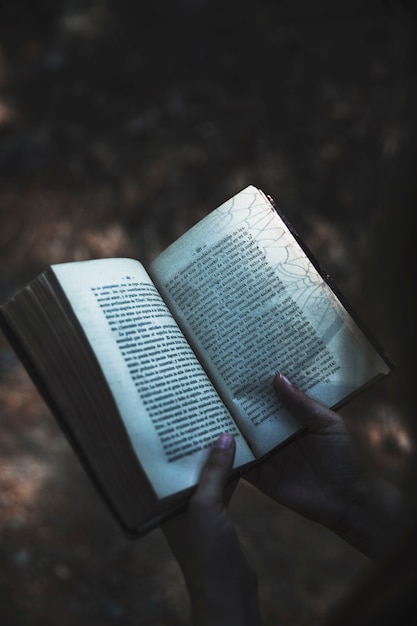 Manos sosteniendo el libro ritual