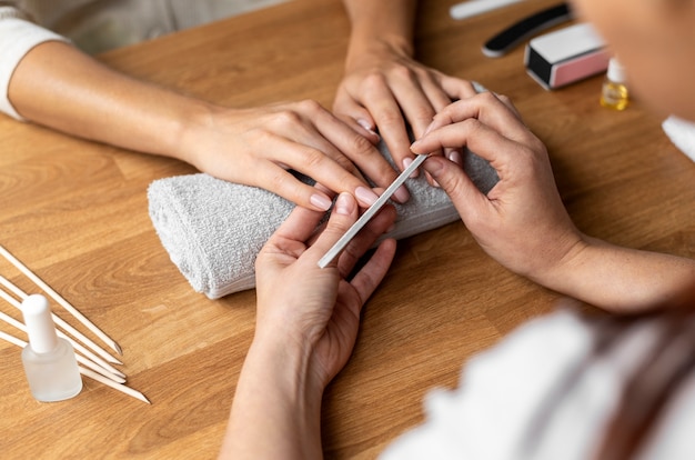 Manos sosteniendo la lima de uñas de cerca