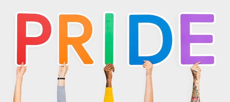 Foto gratuito manos sosteniendo la palabra orgullo