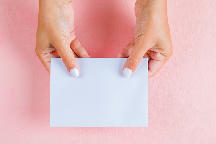 Foto gratuito manos sosteniendo papel vacío