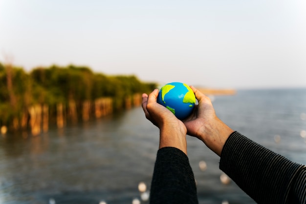 Foto gratuita manos sosteniendo un pequeño globo