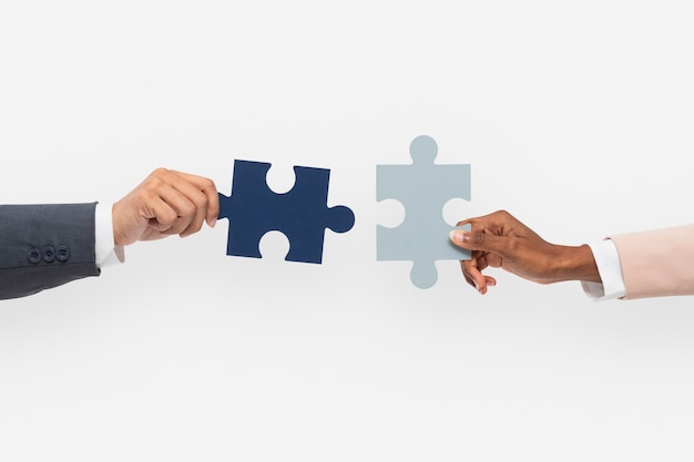 Manos sosteniendo rompecabezas concepto de resolución de problemas de negocios