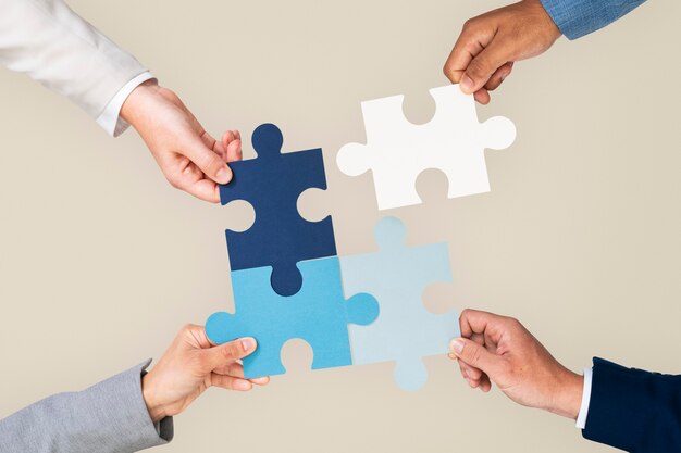 Manos sosteniendo rompecabezas concepto de resolución de problemas de negocios