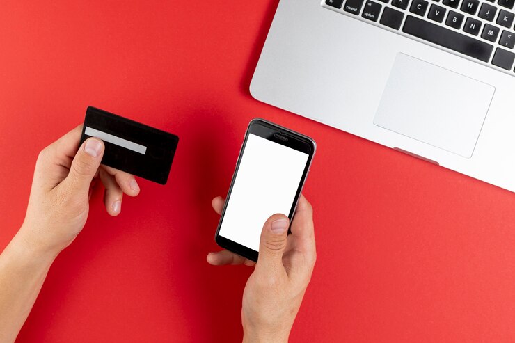 Foto gratuito manos sosteniendo una tarjeta negra y un teléfono simulacro