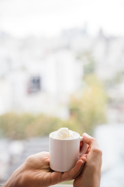 Foto gratuita manos sosteniendo taza de té