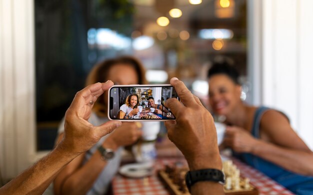 Manos sosteniendo el teléfono inteligente para tomar una foto