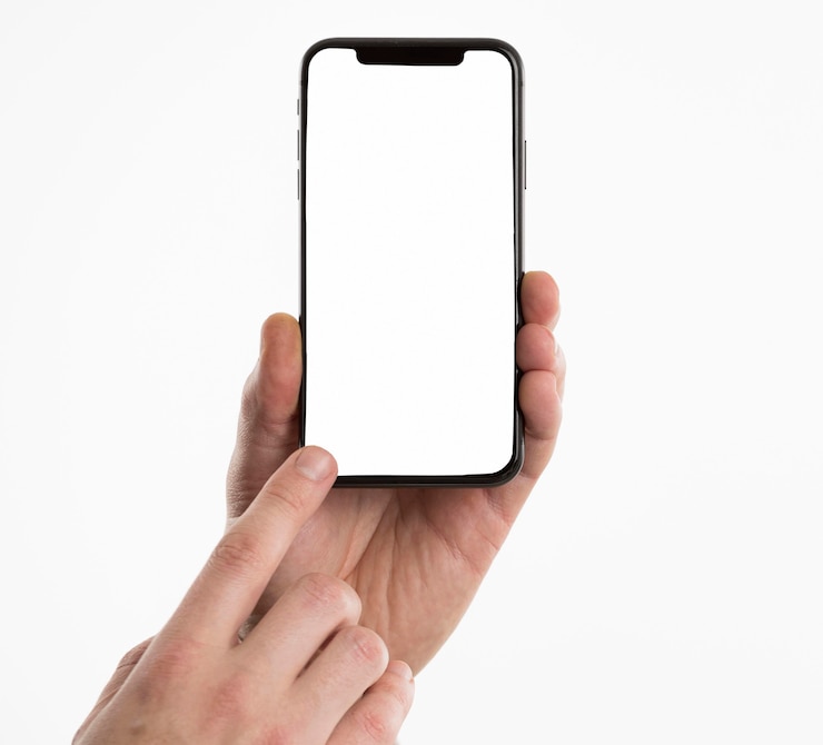 Foto gratuito las manos sosteniendo el teléfono inteligente