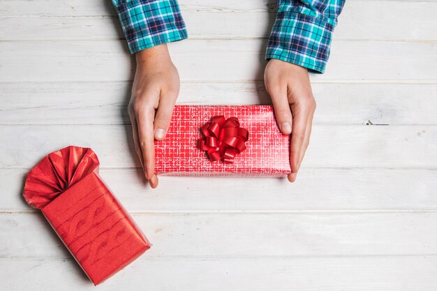 Manos sujetando caja de navidad