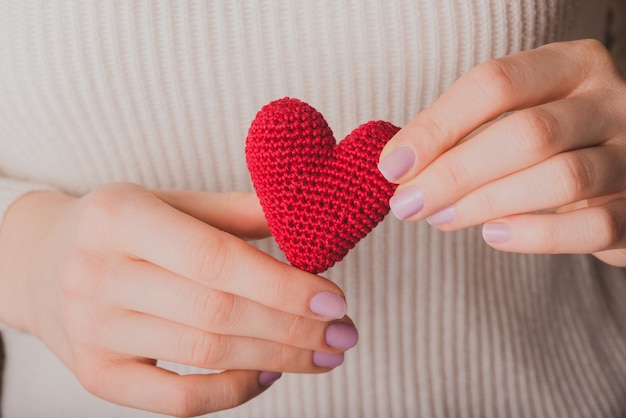 Manos sujetando un corazón