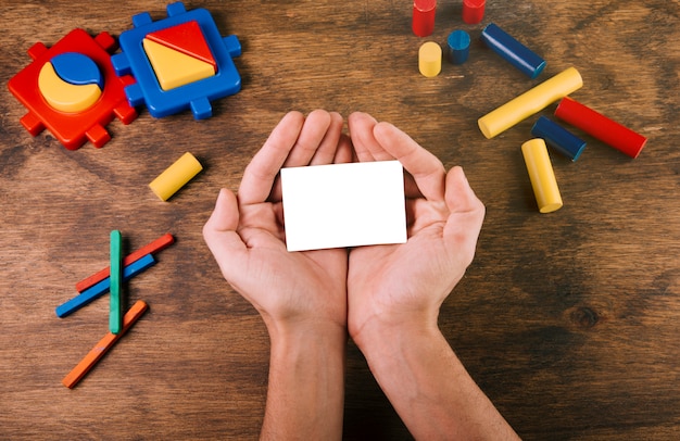 Manos sujetando papel para el día del padre